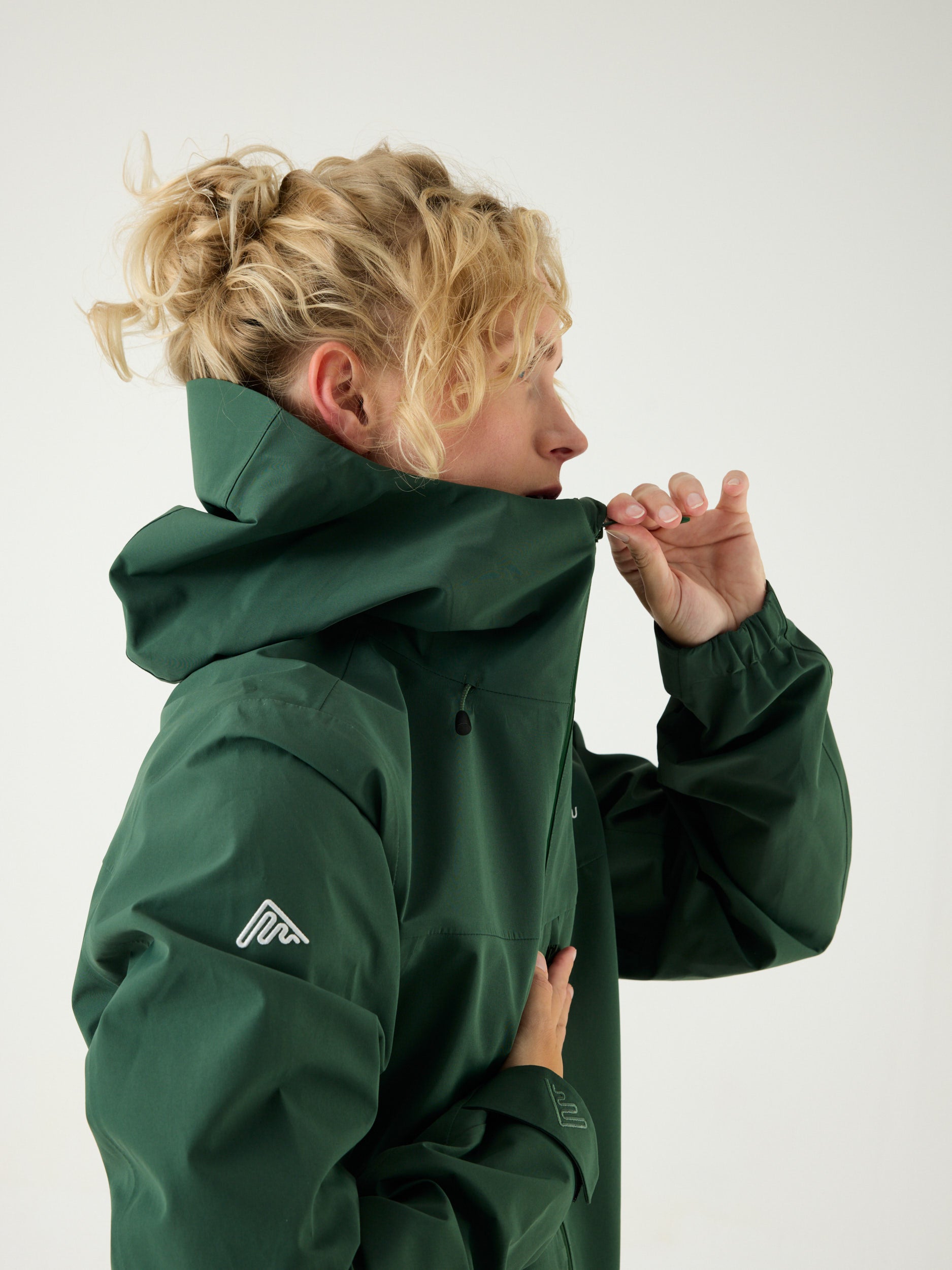 Load video: AW Hardshell Jacket 10M Dark Green | Women